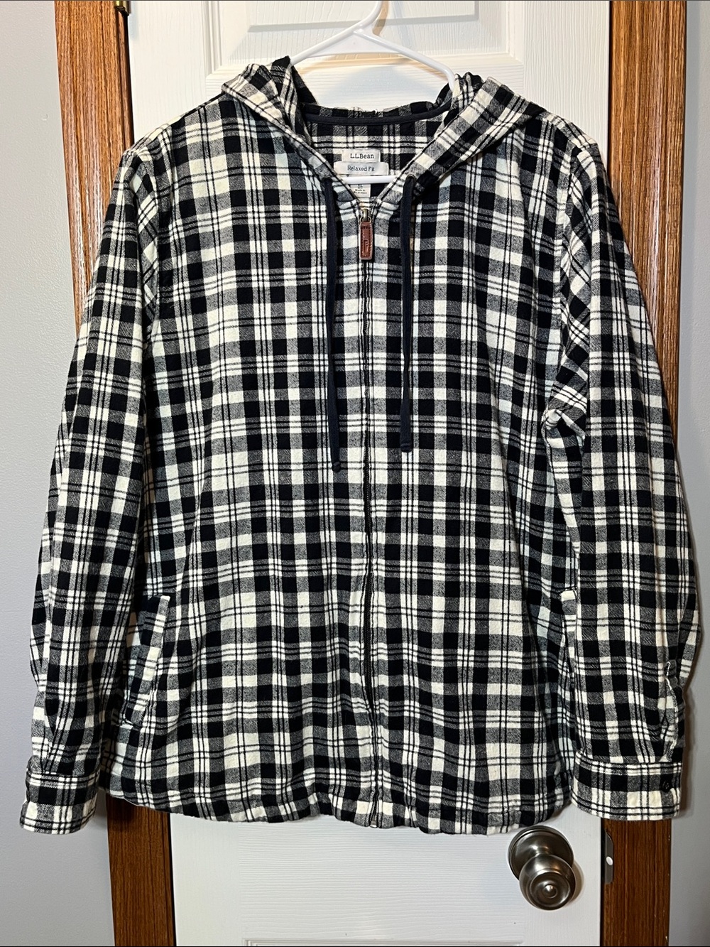 L.L. Bean Black/White Scotch Plaid
Flannel Relaxed Zip Hoodie Jacket Women’s XL
